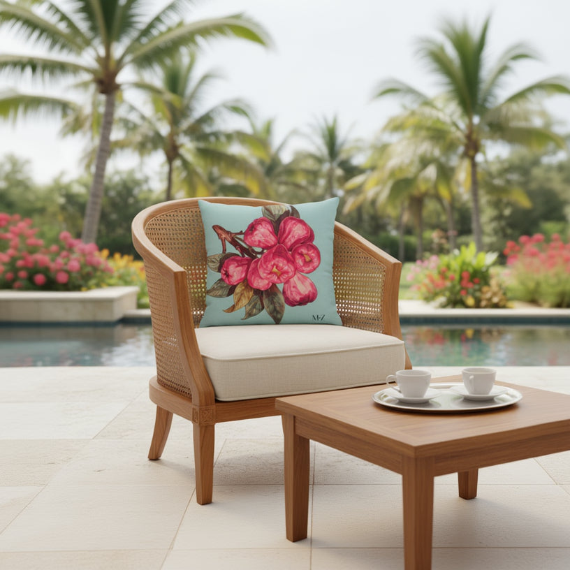 Décoration terrasse avec un fauteuil orné d'un  coussin aspect lin MZelle Design, motif subtile et artistique Maison Créole colorée et fruit pomme malacca.