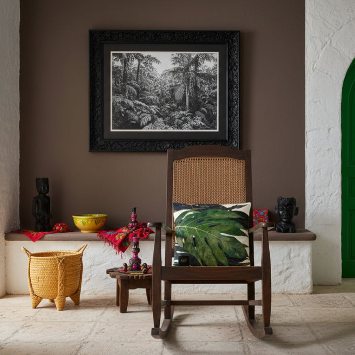 Photographie d'intérieur de style éditorial d'une hacienda, Vue de face d'un rocking-chair créole avec dossier cannelé, orné du coussin carré Mzelle design.