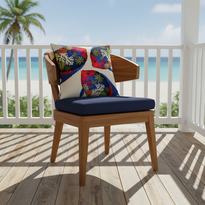 Photographie professionnelle d'un grand coussin carré disposé sur une chaise créole en bois de manguier verni, sans accoudoirs, dossier en bois arrondi demi lune, assise bleu marine disposé dans un décor de véranda donnant sur la plage.
