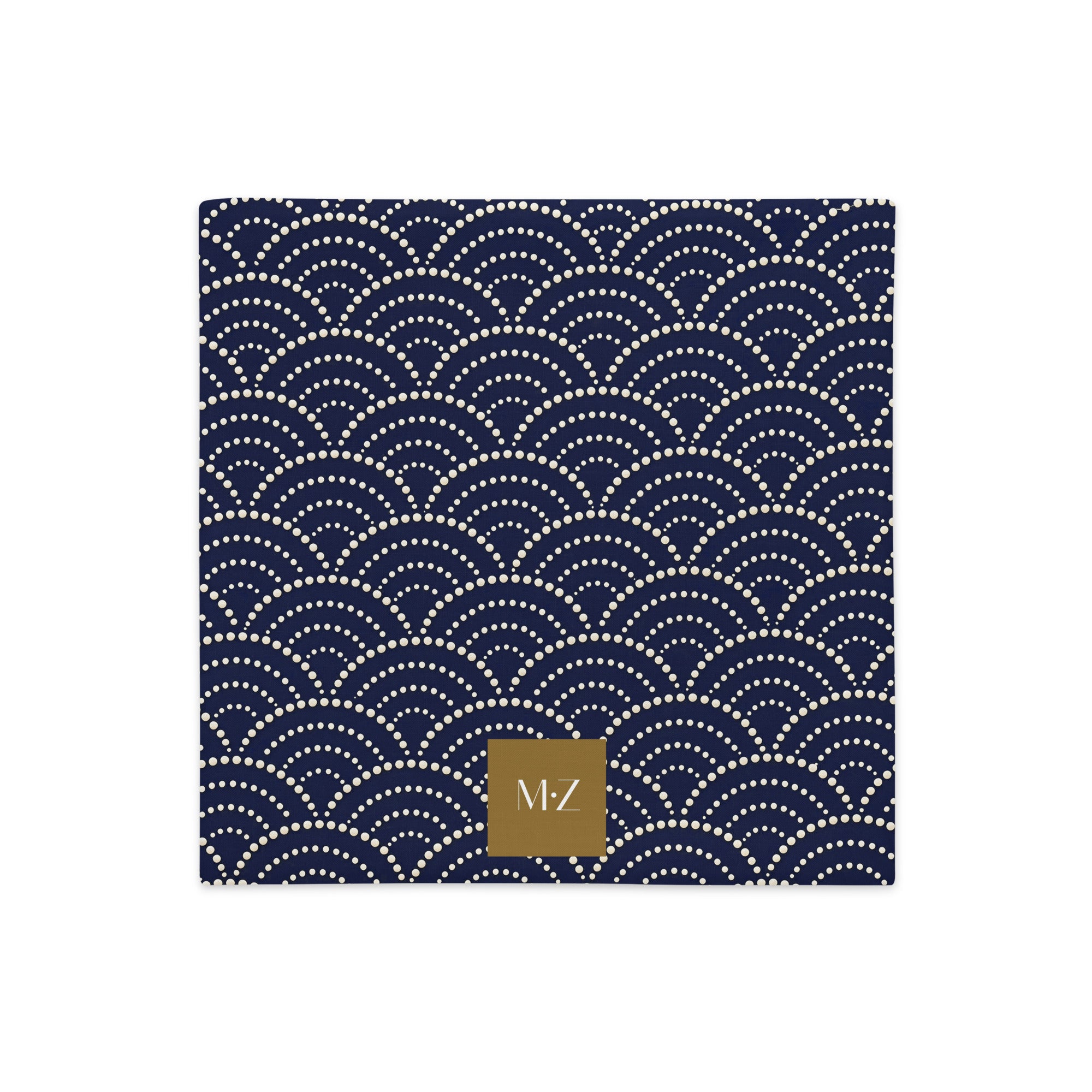 Housse de coussin carré Mzelle Design décoration japon, motif Seigaiha géométrique stylisées tons écru, bleu, composition raffinée recto et verso.