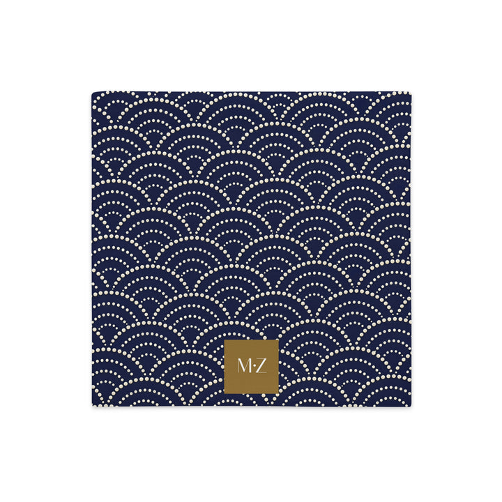 Housse de coussin carré Mzelle Design décoration japon, motif Seigaiha géométrique stylisées tons écru, bleu, composition raffinée recto et verso.