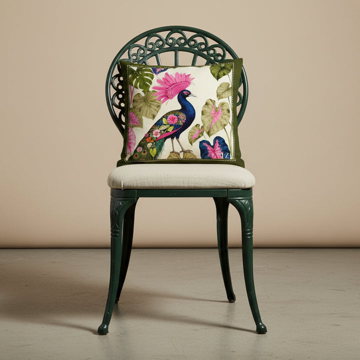 Photographie professionnelle qualité studio, extrêmement détaillée et de haute qualité d'un coussin rectangle mzelle design motif oiseau original, disposé sur une chaise en fer forgé, assise en lin écru, disposée dans un décor neutre beige.