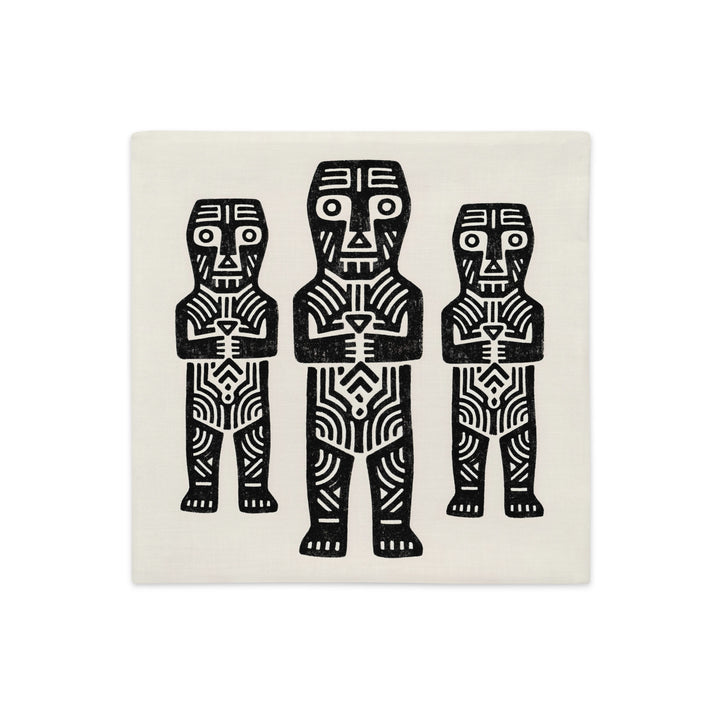 Coussin décoratif MZelle Design, écru et noir motifs tribaux fétiches protecteurs issus des traditions africaines