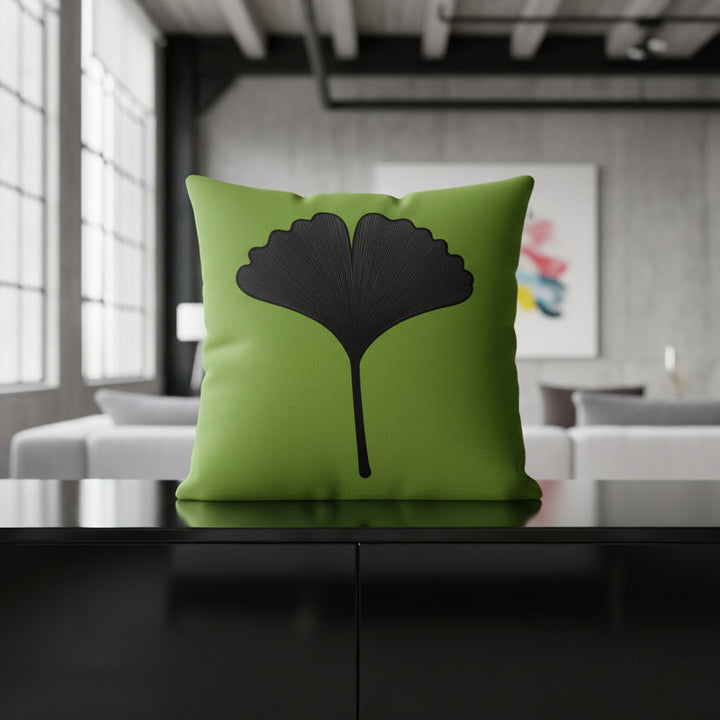 Décoration d'intérieur avec un Coussin Mzelle Design, vert noir thème de Décoration Japon avec des Feuilles de Ginkgo stylisées.