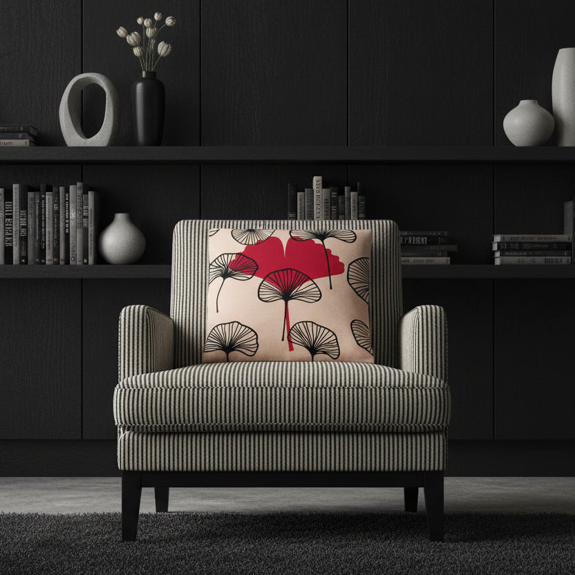 Décoration d'intérieur avec un coussin  MZelle design, aspect lin inspirée par l'univers japonais imprimé feuille de ginkgo écru, rouge et noir