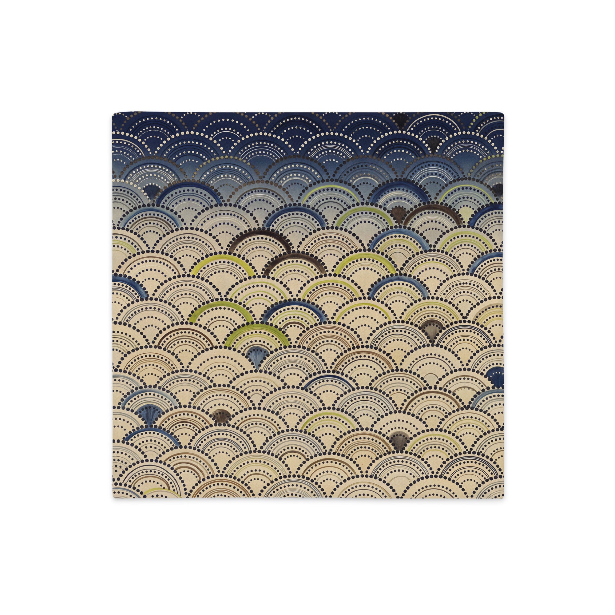 Housse de coussin carré Mzelle Design décoration japon, motif Seigaiha géométrique stylisées tons écru, bleu, vert, marron, composition raffinée recto et verso.
