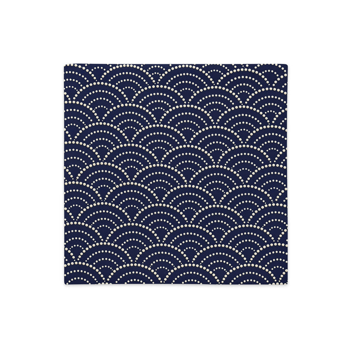 Housse de coussin carré Mzelle Design décoration japon, motif Seigaiha géométrique stylisées tons écru, bleu, composition raffinée recto et verso.