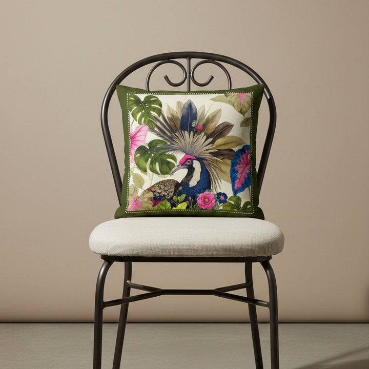 Photographie professionnelle qualité studio, extrêmement détaillée et de haute qualité d'un coussin rectangle mzelle design motif oiseau original, disposé sur une chaise en fer forgé, assise en lin écru, disposée dans un décor neutre beige.