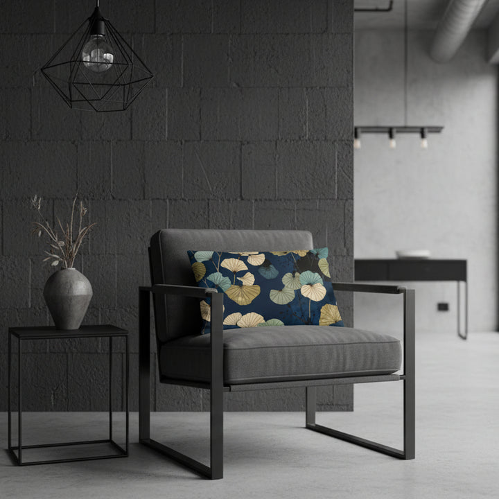 Décor chambre zen avec un Coussin décoratif Mzelle Design all over imprimé feuille de Ginkgo format rectangle, fond bleu motifs stylisés modernes. 