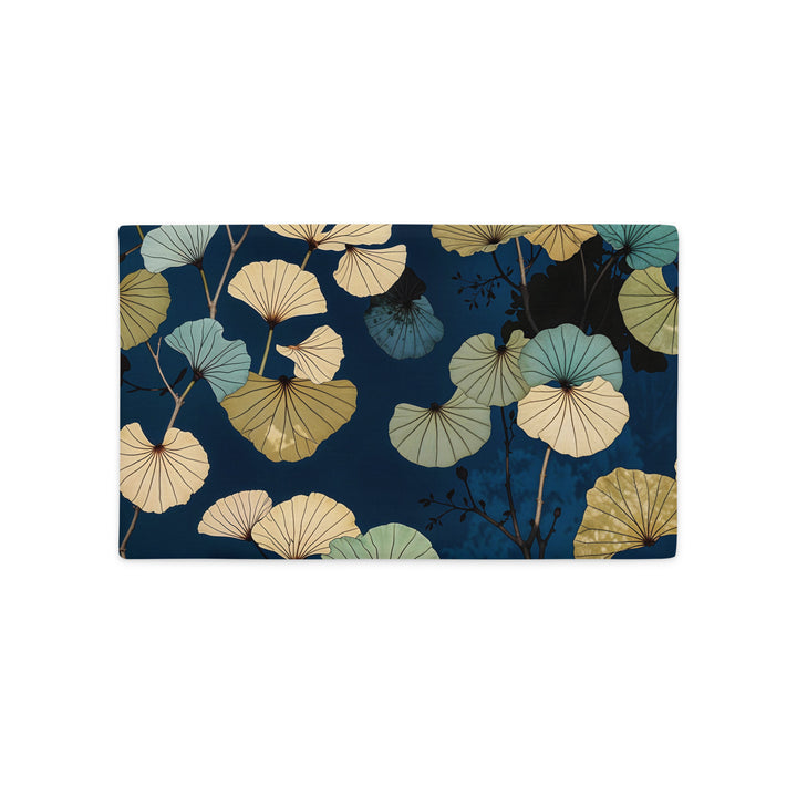 Housse de Coussin décoratif Mzelle Design all over imprimé feuille de Ginkgo format rectangle, fond bleu motifs stylisés modernes. 