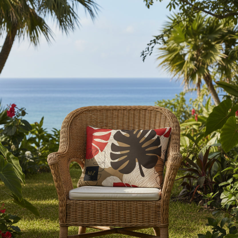 Décoration d'extérieur avec un Coussin décoratif rectangulaire Mzelle Design aspect Lin imprimé avec des Monsteras Deliciosa enlacées sur fond de composition graphique, écru, rouge et marron cacao.