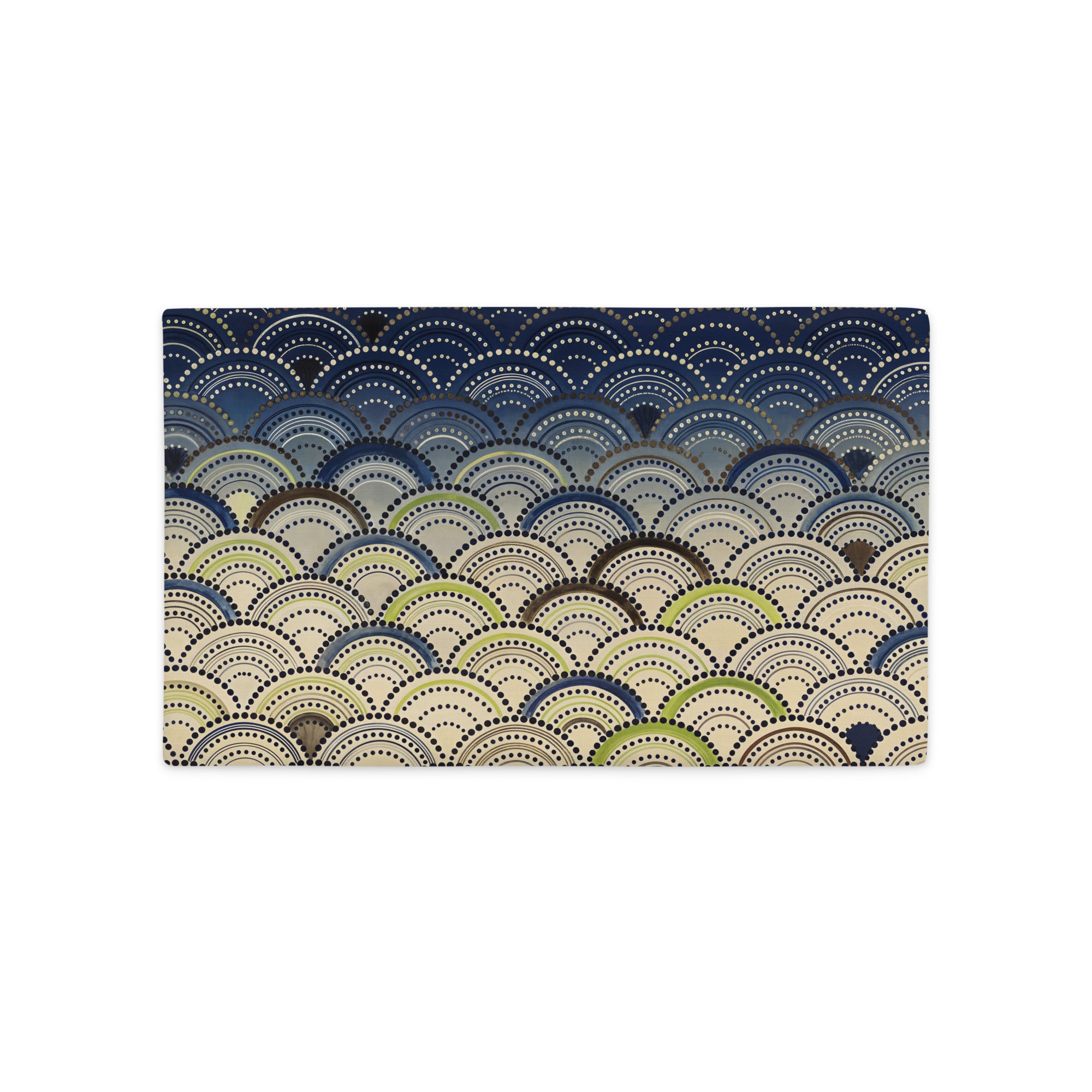 Housse de coussin rectangle Mzelle Design décoration japon, motif Seigaiha géométrique stylisées tons écru, bleu, vert, marron, composition raffinée recto et verso.
