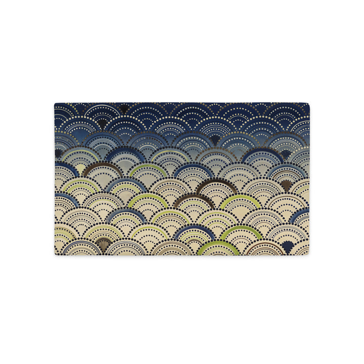 Housse de coussin rectangle Mzelle Design décoration japon, motif Seigaiha géométrique stylisées tons écru, bleu, vert, marron, composition raffinée recto et verso.