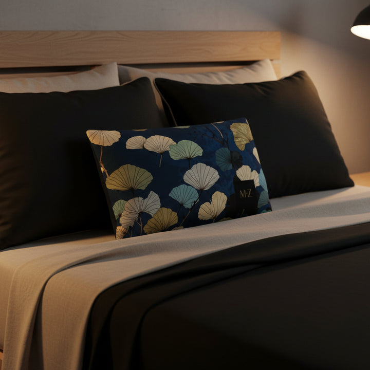 Décor chambre zen avec un Coussin décoratif Mzelle Design all over imprimé feuille de Ginkgo format rectangle, fond bleu motifs stylisés modernes. 