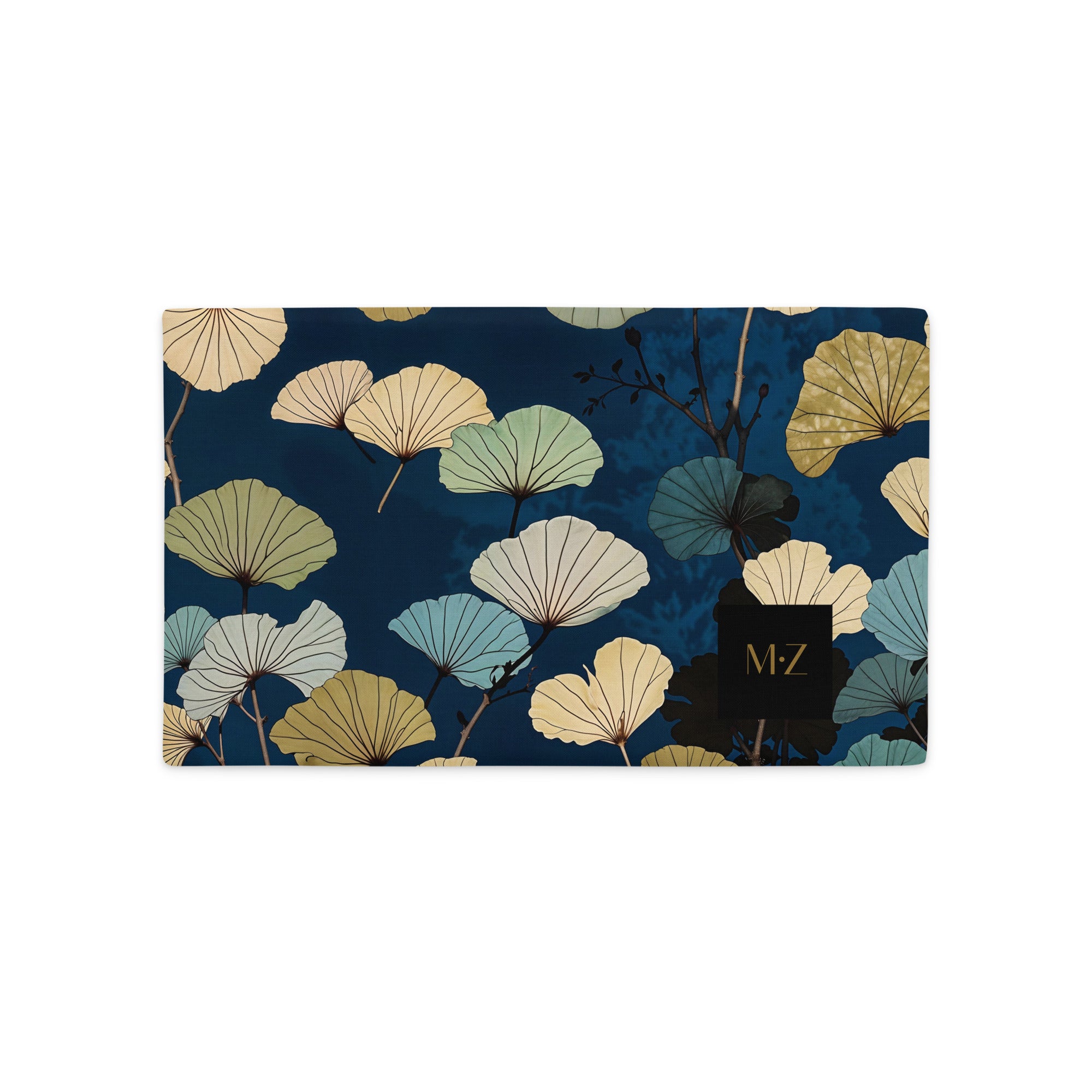 Housse de Coussin décoratif Mzelle Design all over imprimé feuille de Ginkgo format rectangle, fond bleu motifs stylisés modernes. 