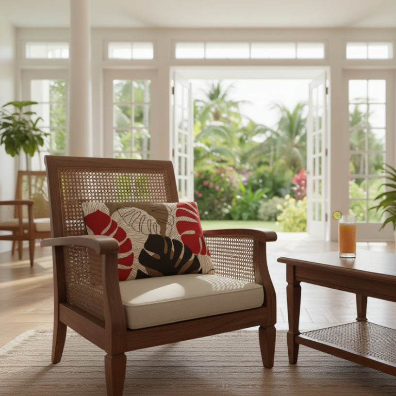 Décoration d'intérieur avec un Coussin décoratif rectangulaire Mzelle Design aspect Lin imprimé avec des Monsteras Deliciosa enlacées sur fond de composition graphique, écru, rouge et marron cacao.