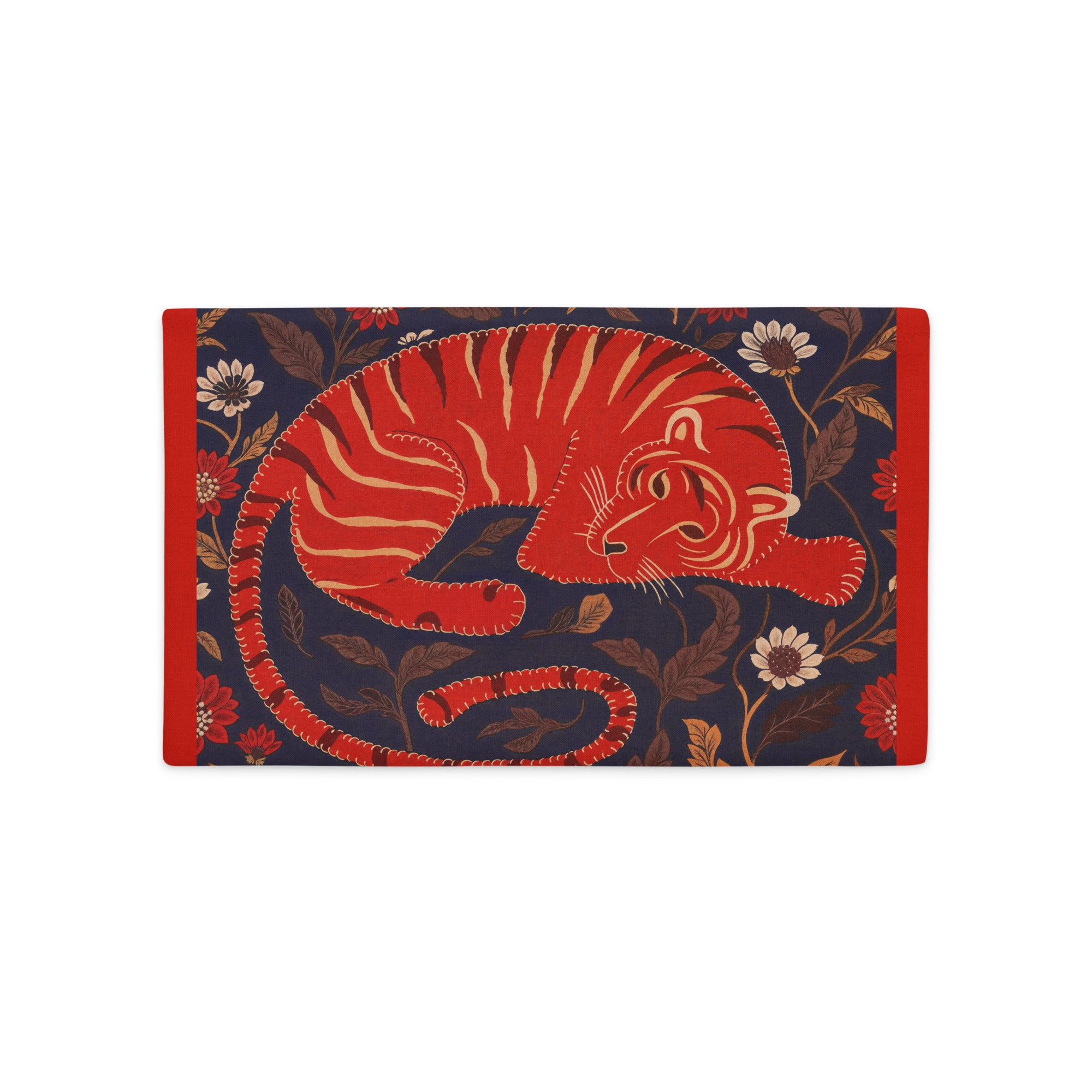 Housse de Coussin décoratif rectangulaire Mzelle Design imprimé tigre du bengale allongé sur un fond fleuri bleu nuit, ordure orange, style indien raffiné.