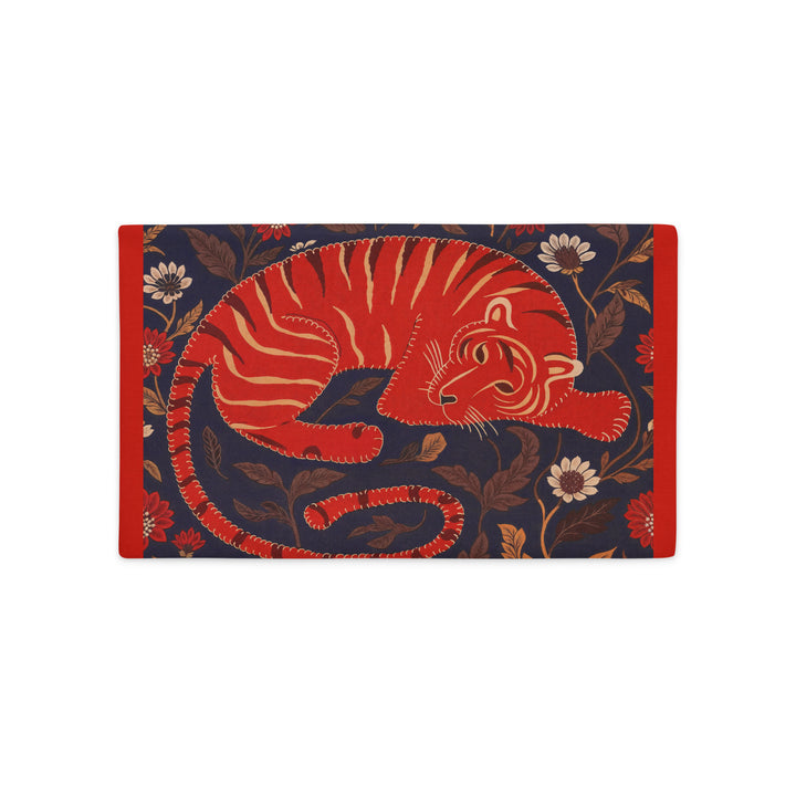 Housse de Coussin décoratif rectangulaire Mzelle Design imprimé tigre du bengale allongé sur un fond fleuri bleu nuit, ordure orange, style indien raffiné.
