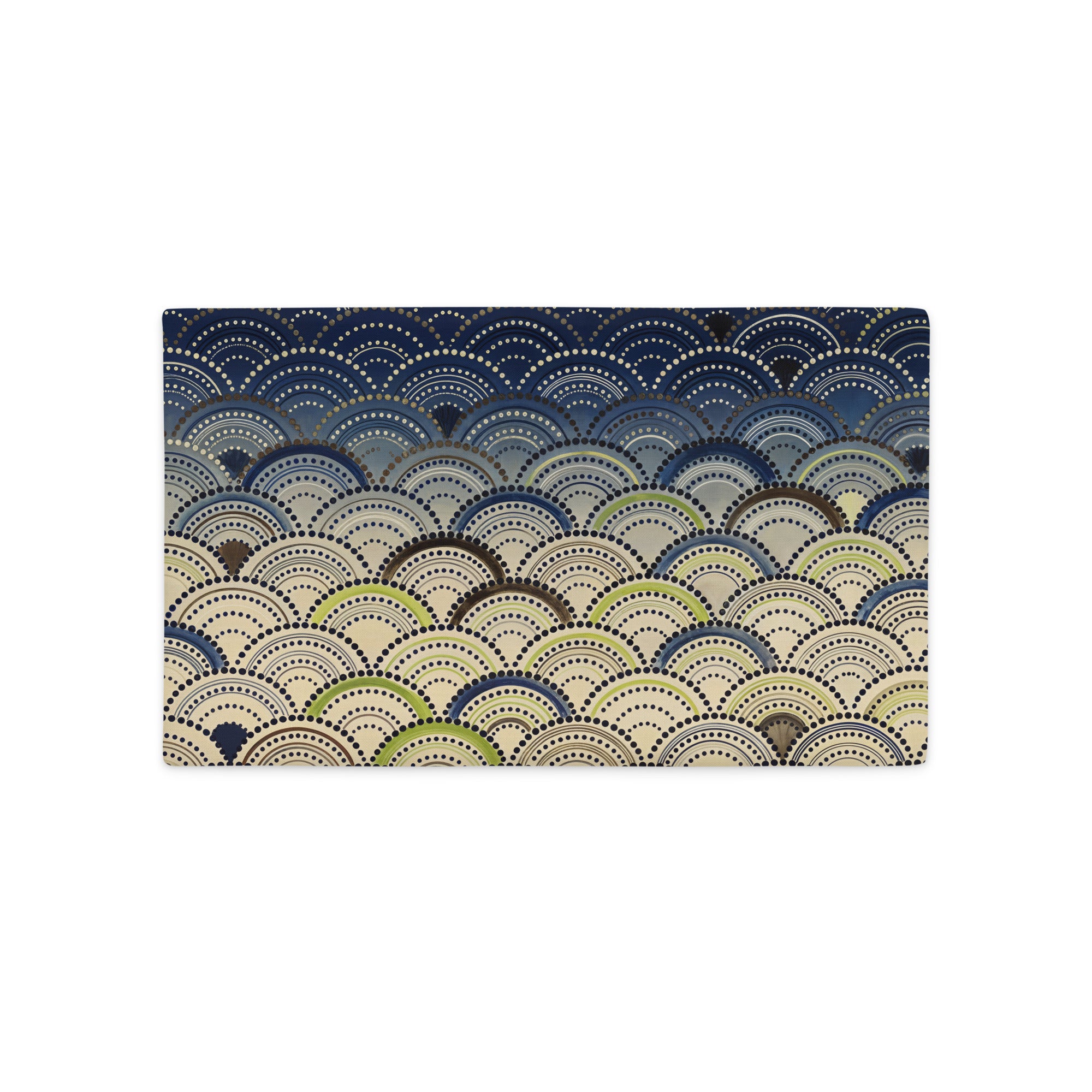 Housse de coussin rectangle Mzelle Design décoration japon, motif Seigaiha géométrique stylisées tons écru, bleu, vert, marron, composition raffinée recto et verso.