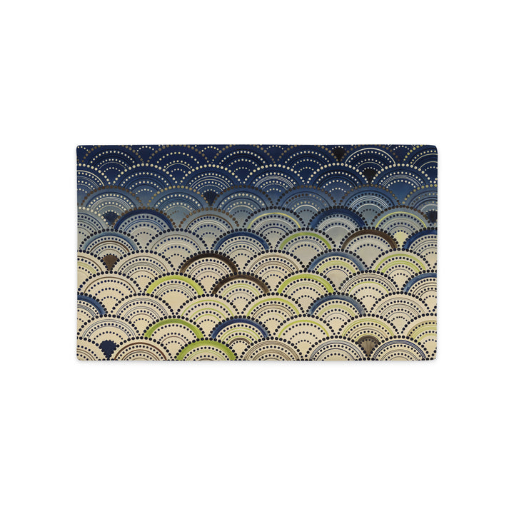 Housse de coussin rectangle Mzelle Design décoration japon, motif Seigaiha géométrique stylisées tons écru, bleu, vert, marron, composition raffinée recto et verso.