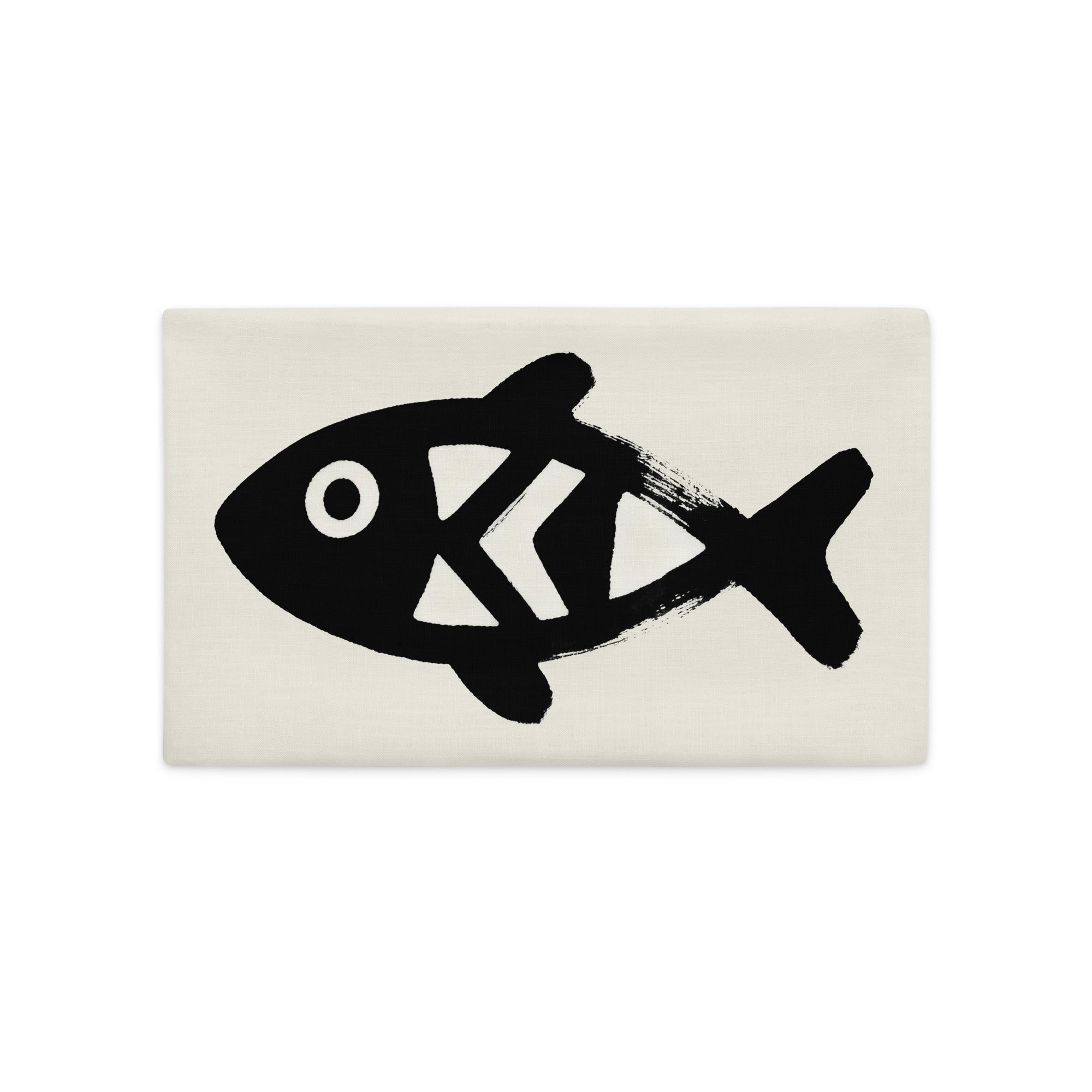 Coussin rectangulaire 50 x 30cm MZELLE design motif poisson tainos décoration tribale chic, imprimé noir sur fond écru.