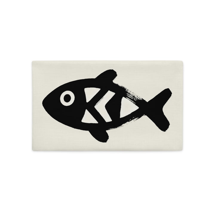 Coussin rectangulaire 50 x 30cm MZELLE design motif poisson tainos décoration tribale chic, imprimé noir sur fond écru.
