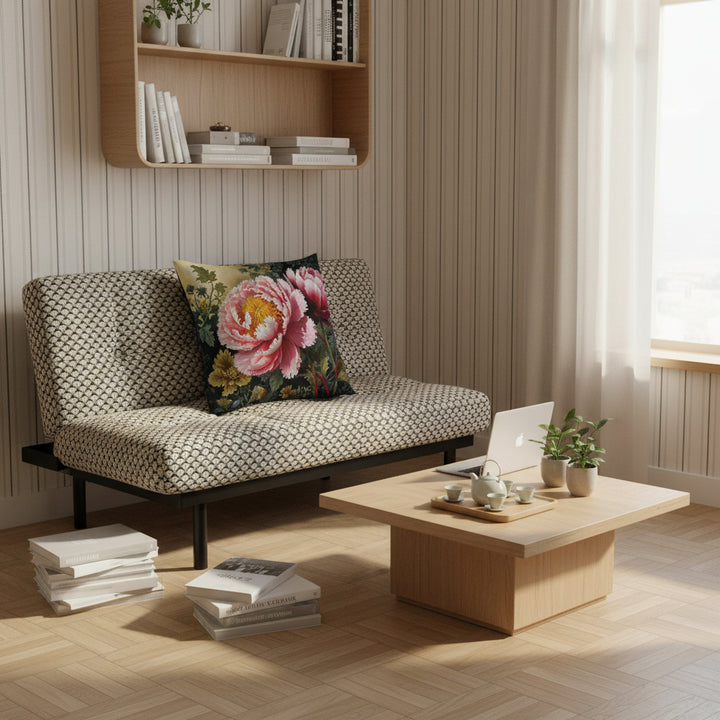 Photo lifestyle, décor zen, ambiance loft japandi,  vue de face d'un futon moderne orné du large coussin carré, dans un angle du salon, livres sur le sol en parquet clair, un plateau avec un service a thé traditionnel, plantes sur un table basse à coté d'un ordinateur portable ouvert. 
