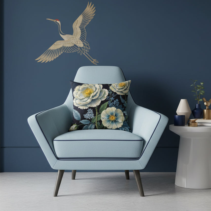 Photographie professionnelle,  vue de face d'une chaise avant-gardiste au dossier triangulaire sans accoudoirs bleu glace, orné d'un coussin carré rehaussée par un large coussin. Objets décoratifs beige, bleu nuit et laiton disposés sur une table à piédestal laqué blanc, sol en béton ciré.
