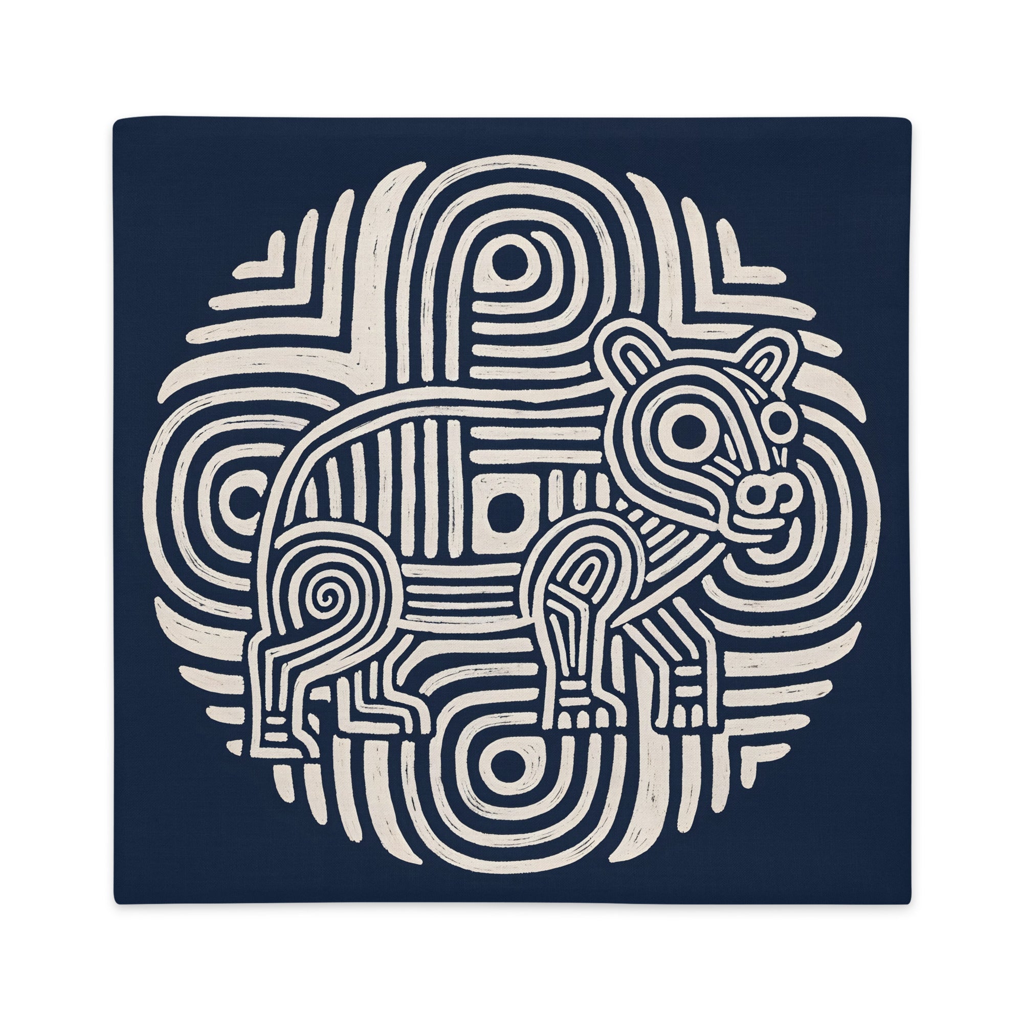 Coussin graphique de décoration de la marque MZelle Design, sur fond bleu  un animal écru sur un motif tribal, style rupestre moderne