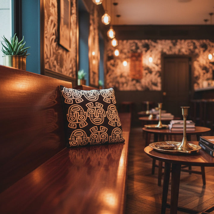 bar lounge caribéen à la décoration intimiste et au design moderne, un banc en bois d'acajou orné d'un coussin carré, table basse en bois, éclairage tamisé, atmosphère accueillante.