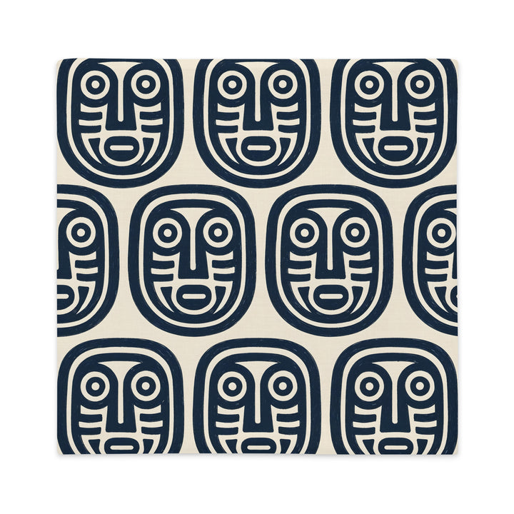 Housse de Coussin mzelle design, motif pétroglyphe roches gravées décoration tropicale chic, minimaliste, fond écru.