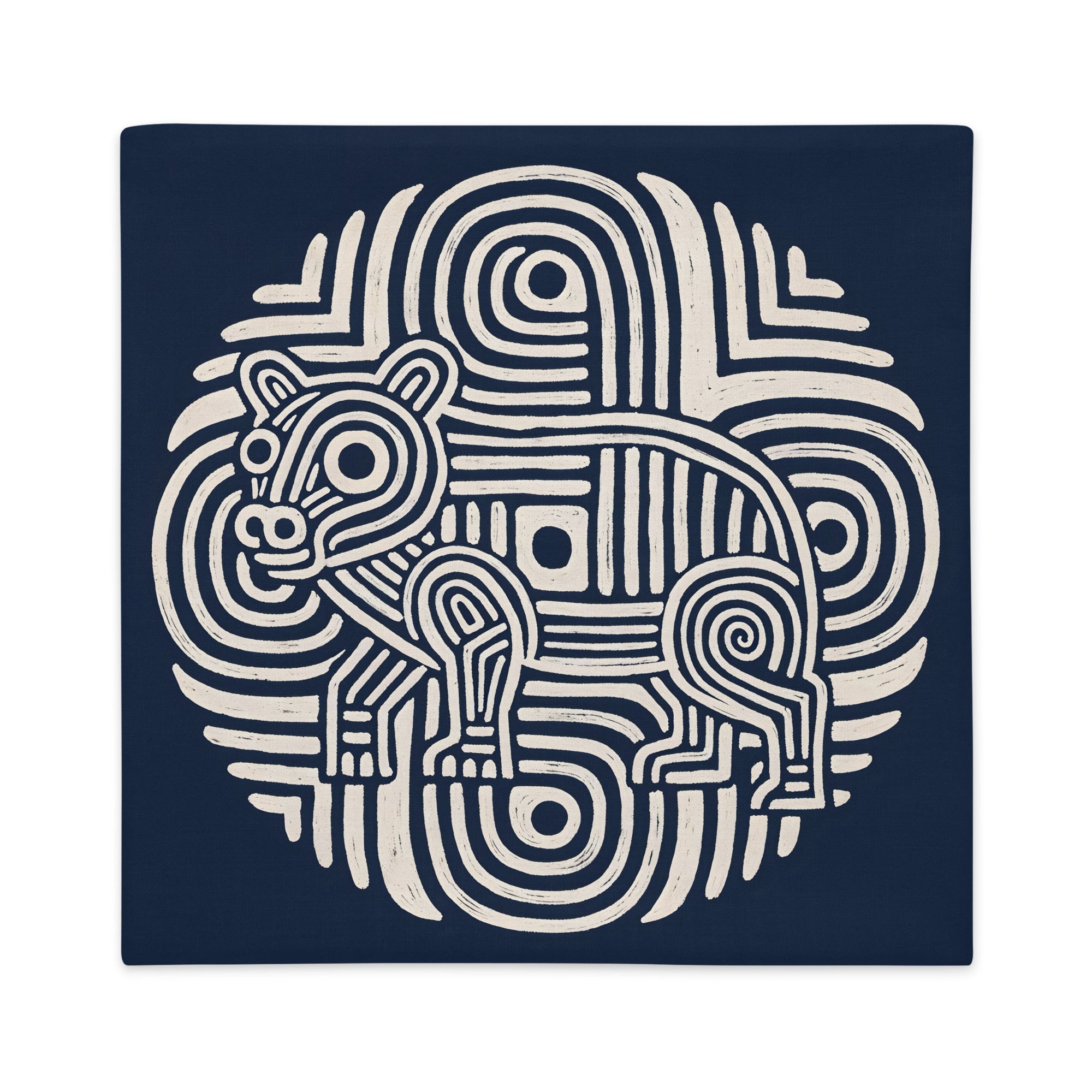 Coussin graphique de décoration de la marque MZelle Design, sur fond bleu  un animal écru sur un motif tribal, style rupestre moderne