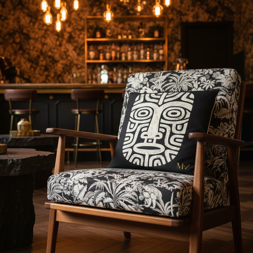 bar lounge caribéen à la décoration intimiste et au design moderne, gros plan sur une chaise en bois de teck avec assise imprimée orné d'un coussin carré Mzelle design.