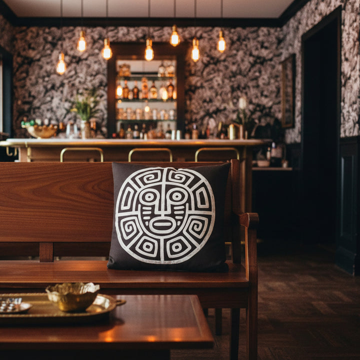 Décoration d'un bar lounge caribéen à la décoration intimiste avec un gros plan sur un banc en bois d'acajou orné d'un coussin carré, table basse en bois.