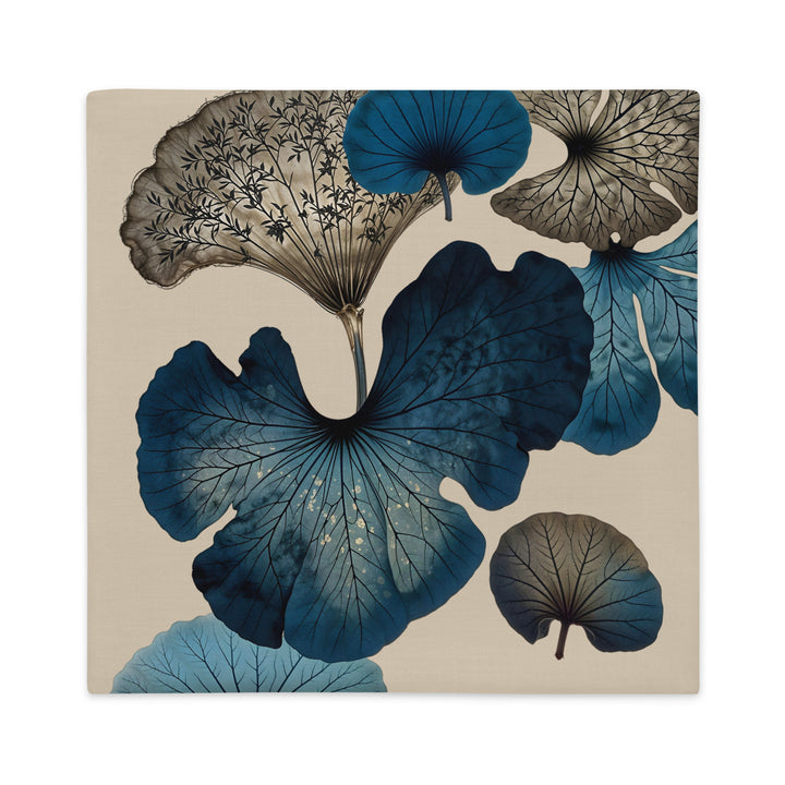 Housse d'ambiance MZelle Design, aspect lin au design moderne imprimé feuille de  ginkgo avec motif all over bleu et brun sienne, fond écru.