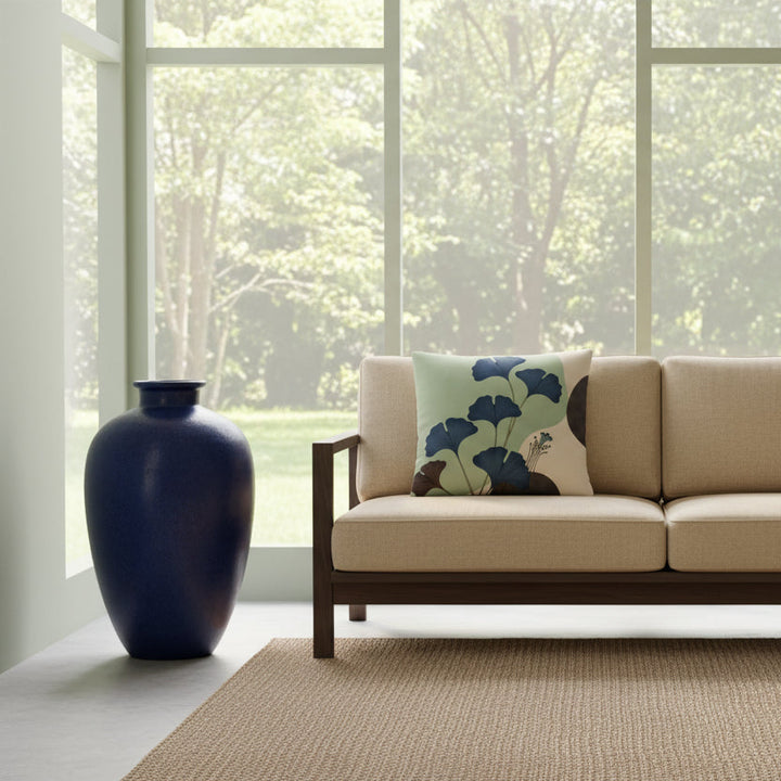 décoration moderne MZelle Design avec un coussin imprimé d'un motif stylisé feuilles de Ginkgo couleurs pastel belu, vert pale et écru