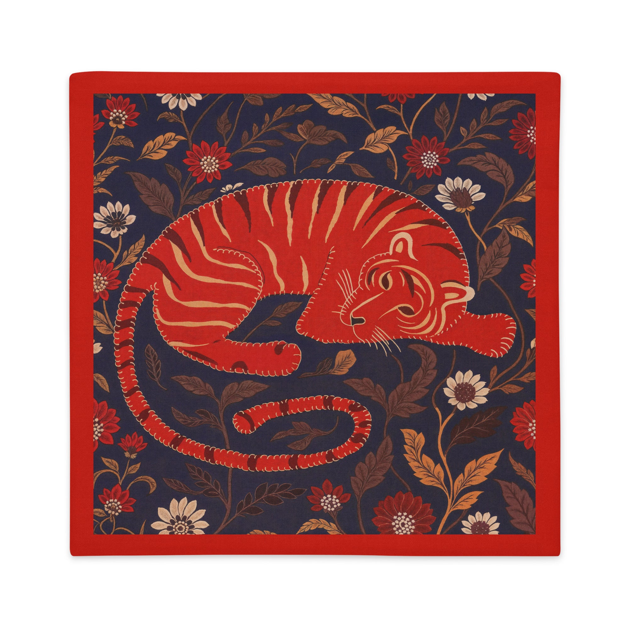 Housse de Coussin décoratif carré Mzelle Design imprimé tigre du bengale allongé sur un fond fleuri bleu nuit, ordure orange, style indien raffiné.