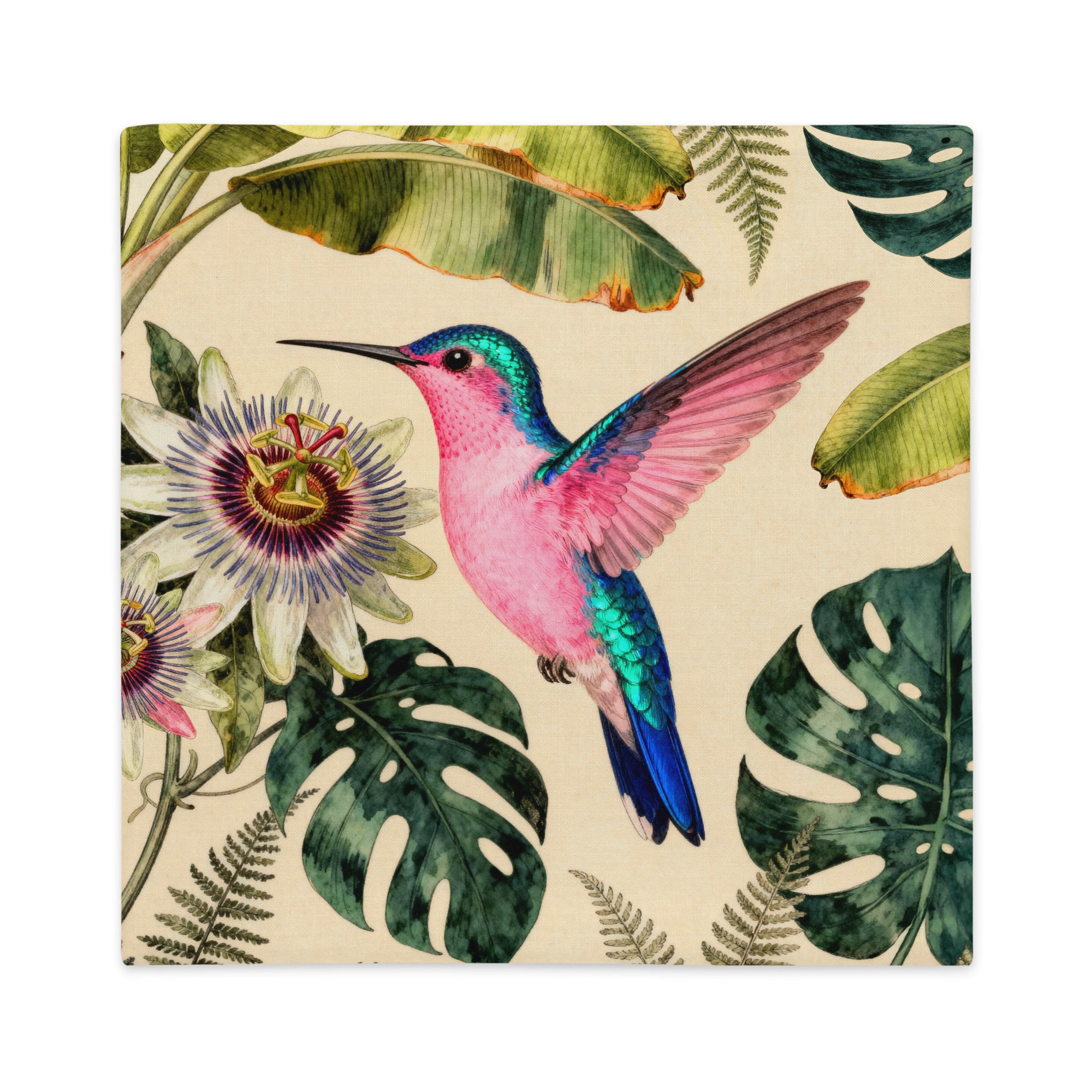 Housse de coussin mzelle design, motif exotique raffiné, colibri et fleur de passiflore, monsteras, couleurs douces, décoration tropicale chic.