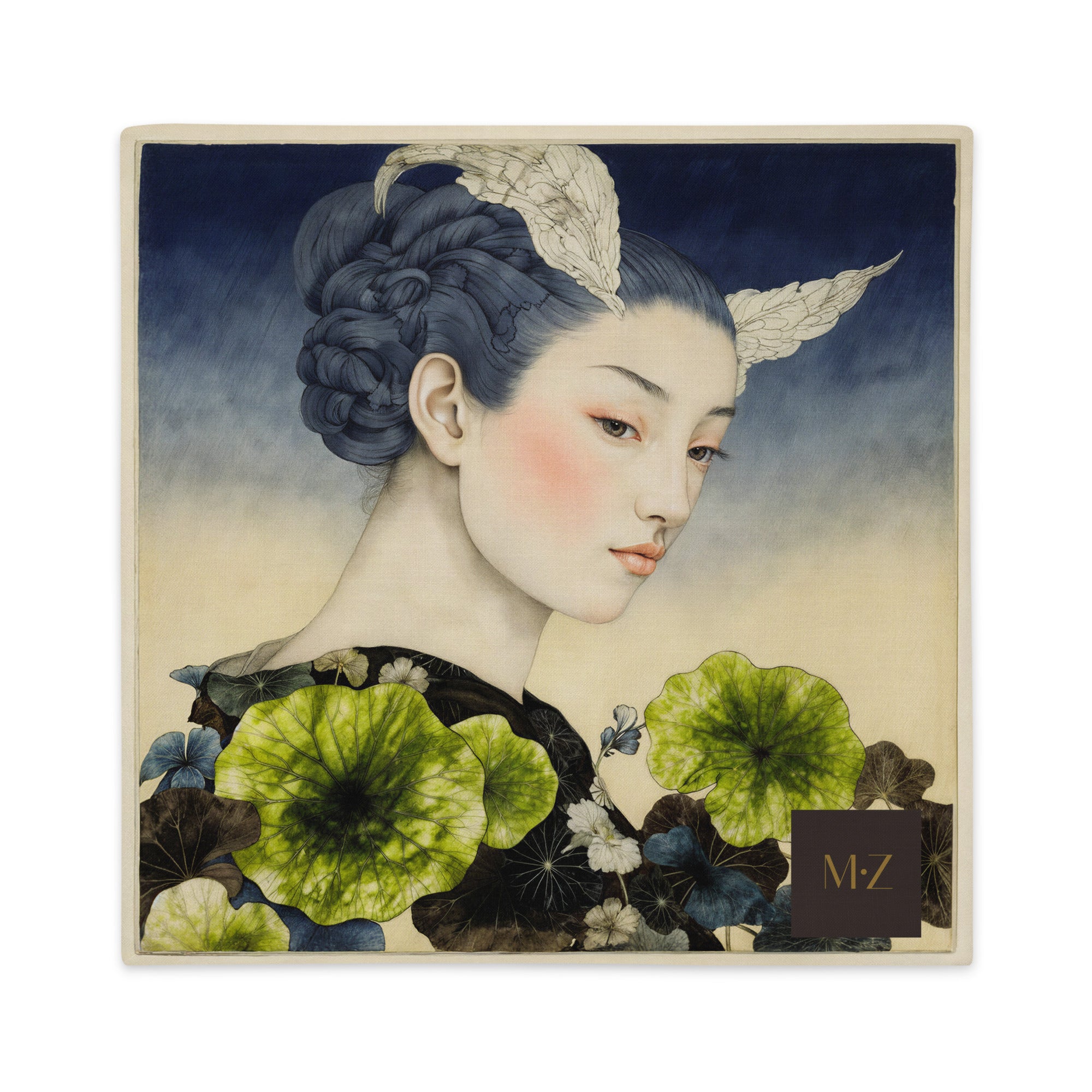 Housse de coussin carré Mzelle Design décoration japon, motif onirique geisha et fleurs stylisées bleu, vert, marron, composition raffinée recto et verso.