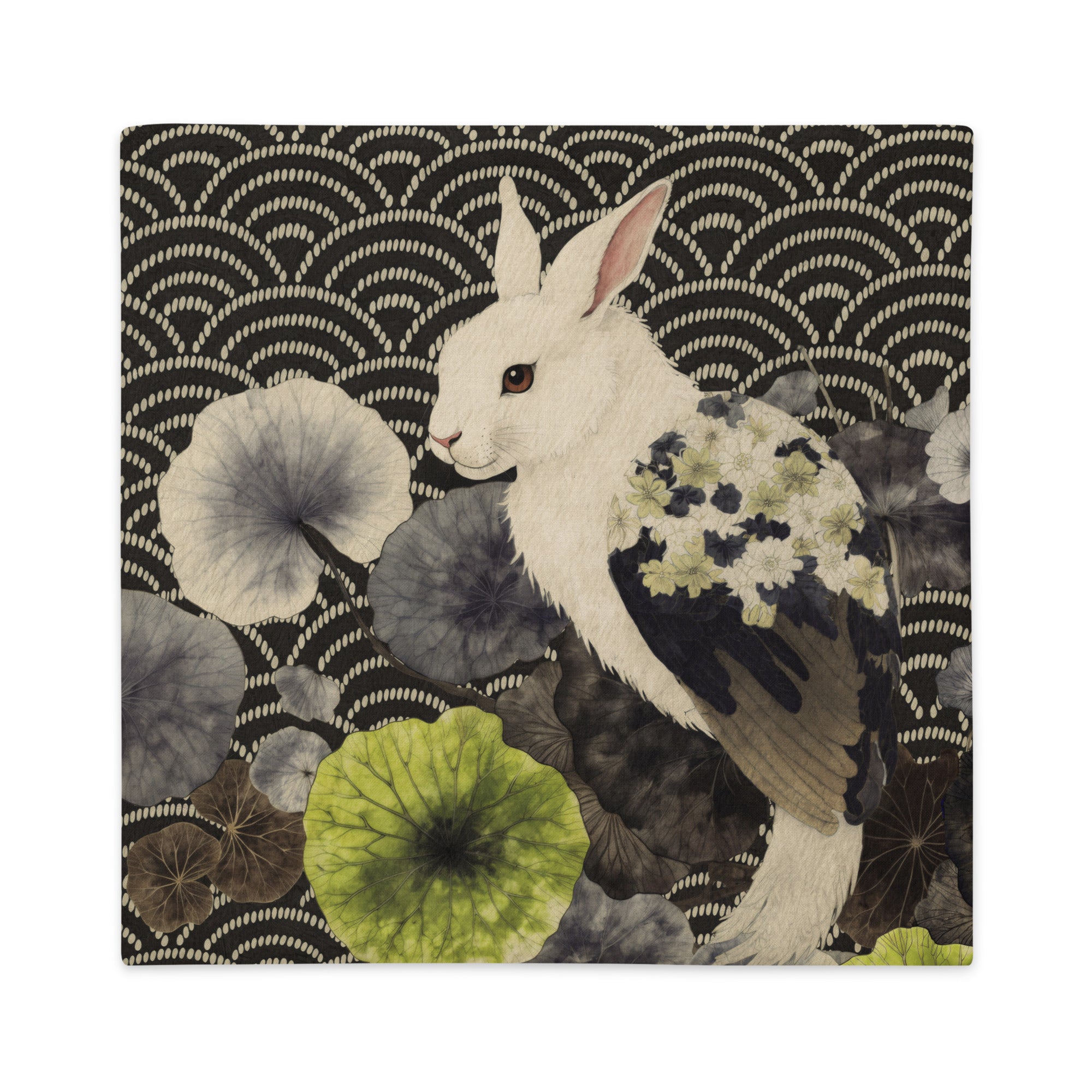 Housse de coussin carré Mzelle Design décoration japon, motif onirique lapin oiseau et fleurs stylisées bleu, vert, marron, sur fond de motif seigaiha, composition raffinée.