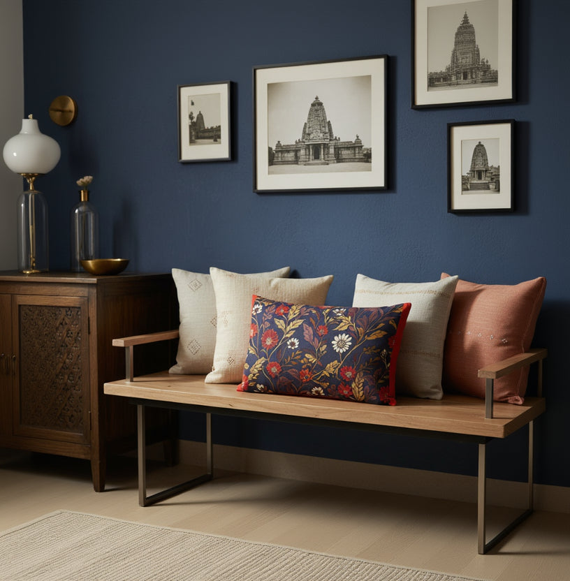 décoration intérieur, esprit mix and match, murs en ciment bleu nuit, mobilier Indien avec une banquette moderne ornée d'un coussin rectangulaire, ambiance est à la fois raffinée et chaleureuse.