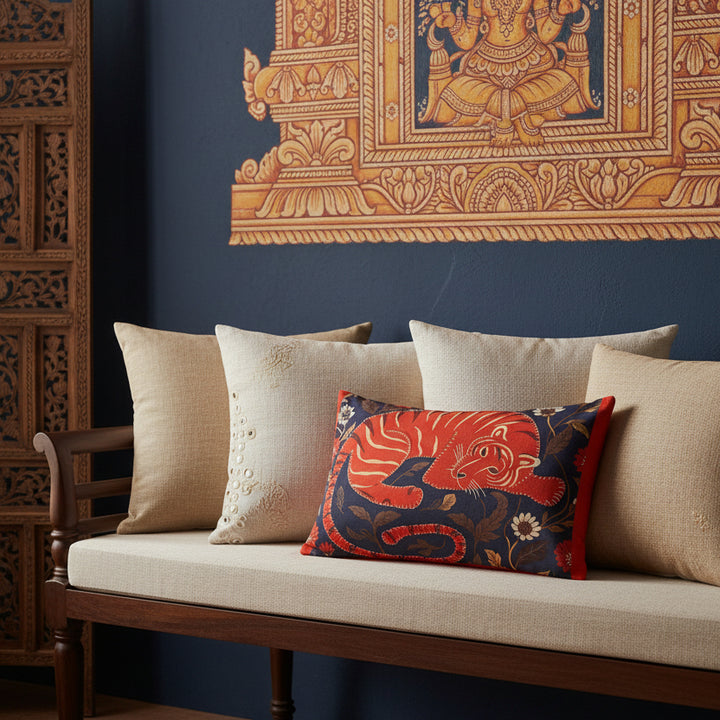 décoration intérieur, murs en ciment bleu nuit, mobilier Indien, fresque murale safran et sable, évoquant les temples hindous , gros plan vue de trois quart d'une banquette moderne ornée d'un coussin rectangulaire Mzelle Design 