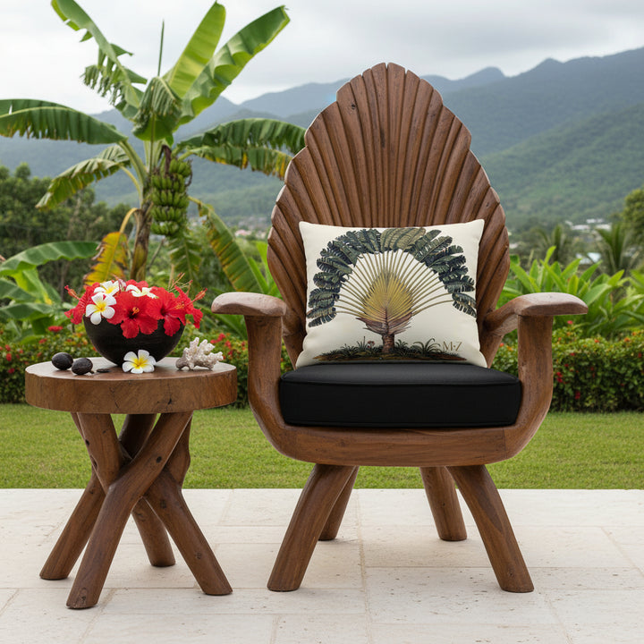 Décoration exotique MZelle Design, fauteuil avec un coussin Imprimé Case Créole Caraïbes colorée et arbre tropical sur fond écru