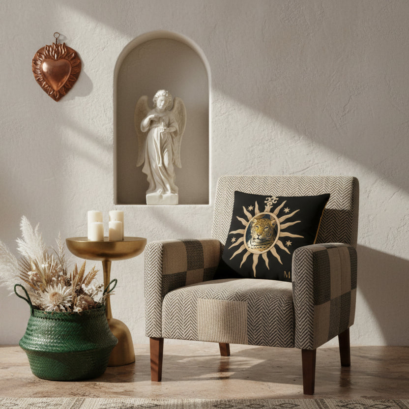Photographie d'intérieur de style éditorial, d'un salon ambiance hacienda boho-chic moderne,  vue de face d'un fauteuil patchwork Cotelé en chevrons beige et noir, sans accoudoirs et orné d'un coussin carré