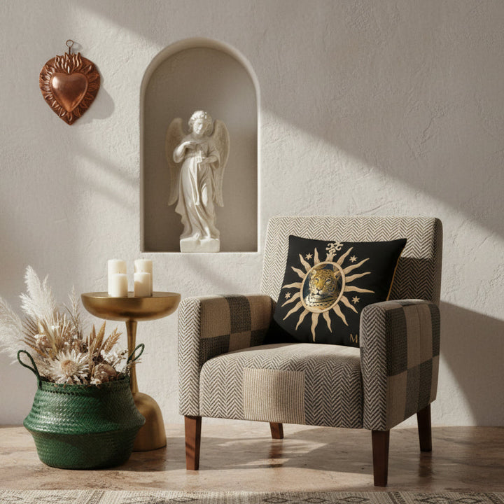 Photographie d'intérieur de style éditorial, d'un salon ambiance hacienda boho-chic moderne,  vue de face d'un fauteuil patchwork Cotelé en chevrons beige et noir, sans accoudoirs et orné d'un coussin carré