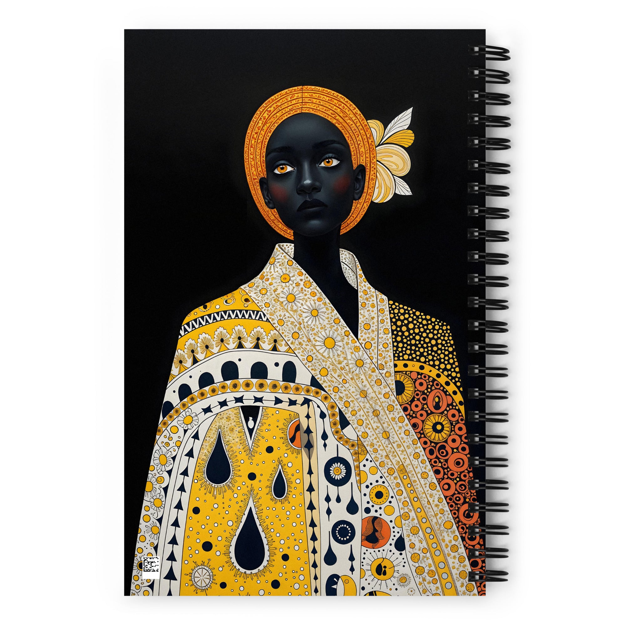 Carnet A5 Mzelle Design, couverture illustrée recto et verso, portrait de femme africaine sur fond noir motif ethnique tons jaune