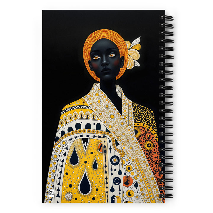 Carnet A5 Mzelle Design, couverture illustrée recto et verso, portrait de femme africaine sur fond noir motif ethnique tons jaune