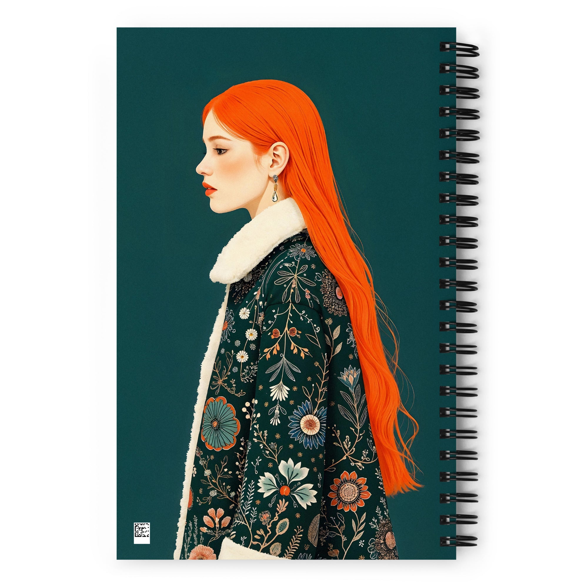 Carnet A5 MZelle Design, couverture illustrée recto et verso, portrait de femme rousse avec un manteau fleuri, sur fond turquoise foncé 