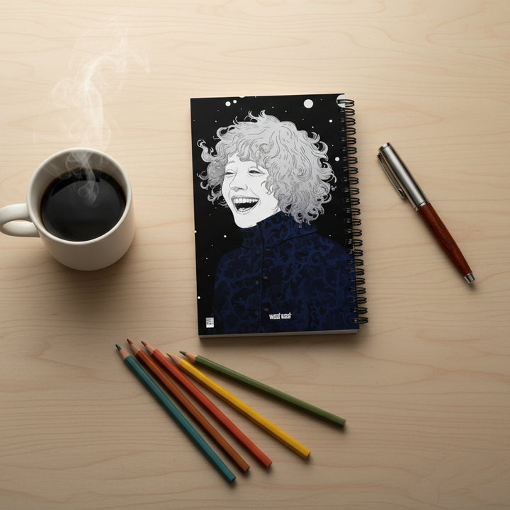 photo de décoration vue en plongée, ambiance japon, le Carnet posé sur une table basse en bois clair avec une tasse de thé