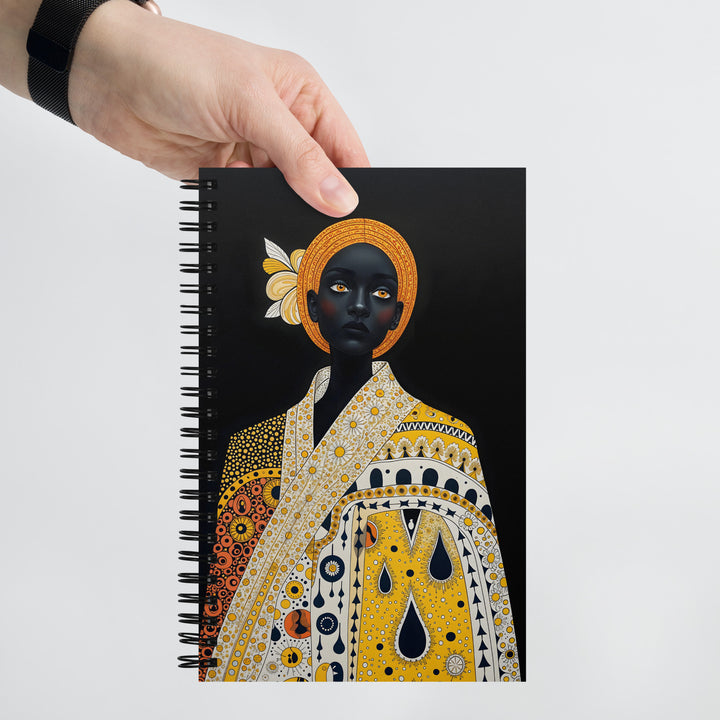 Carnet A5 Mzelle Design, couverture illustrée recto et verso, portrait de femme africaine sur fond noir motif ethnique tons jaune